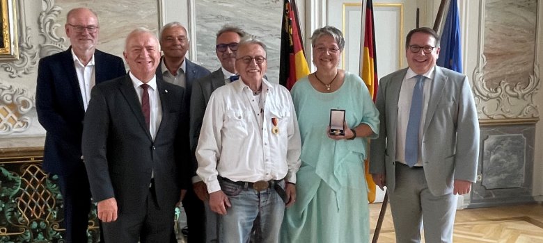 Gruppenfoto der Ehrenden mit den Geehrten