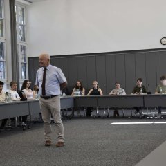 Bürgermeister Aloysius Söhngen im Gespräch mit den jungen Gästen