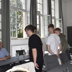 MitarbeiterInnen der VG Prüm beantworten gerne die Fragen der SchülerInnen