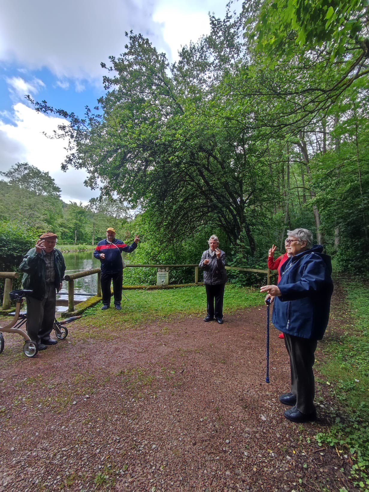 Teilnehmer bei der Gymnastik im Kurpark Prüm
