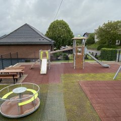 Der angrenzende neue Spielplatz - Link öffnet seitenüberlagerndes Dialog-Fenster