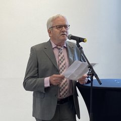 Ortsbürgermeister Helmut Neuerburg während seiner Begrüßung - Link öffnet seitenüberlagerndes Dialog-Fenster