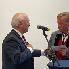 Bürgermeister Aloysius Söhngen bei der Geschenkübergabe an den Vorsitzenden des Musikvereines Brandscheid Klaus Weinand - Link öffnet seitenüberlagerndes Dialog-Fenster