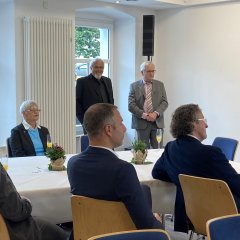 Anwesende Ehrengäste - Link öffnet seitenüberlagerndes Dialog-Fenster