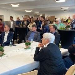 Gäste und Ehrengäste - Link öffnet seitenüberlagerndes Dialog-Fenster