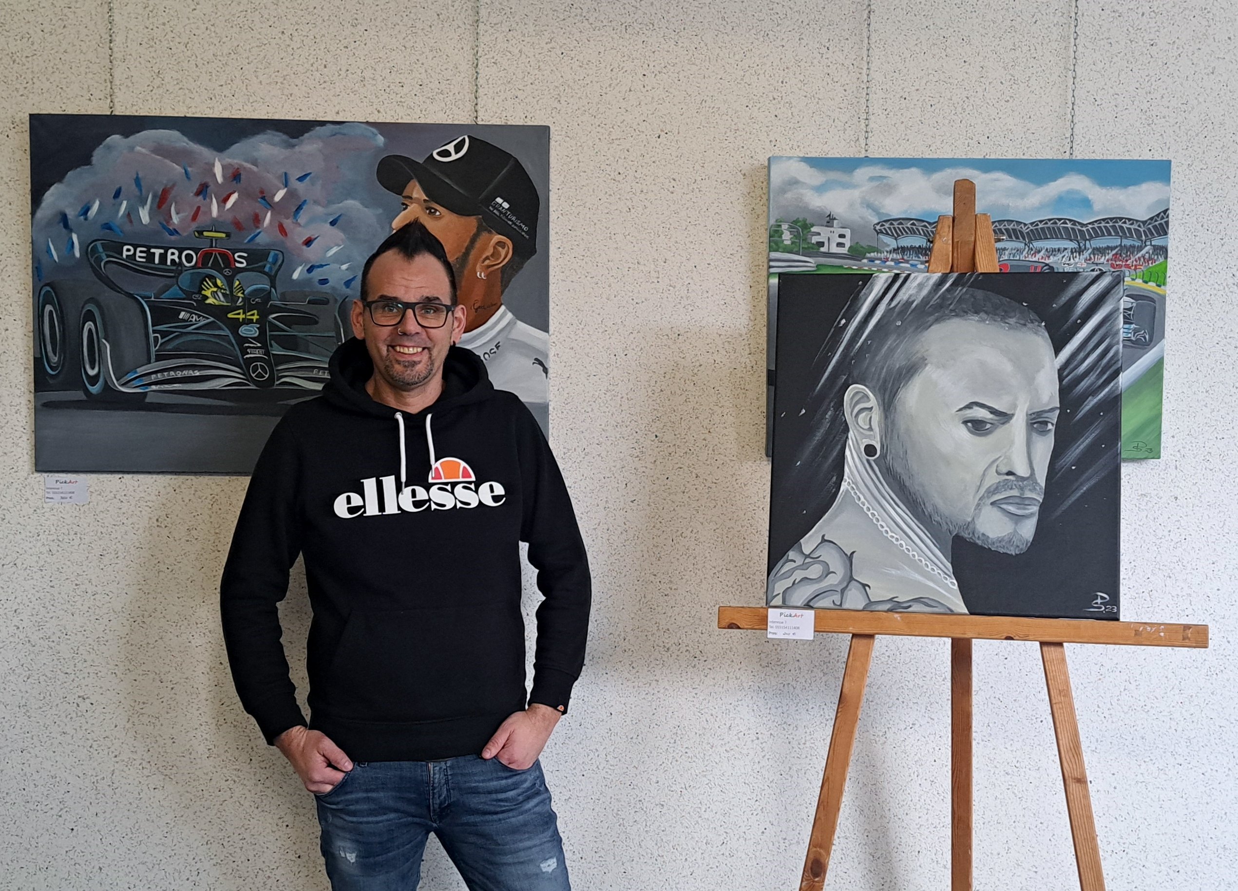 Sascha Pick vor seinen Kunstwerken