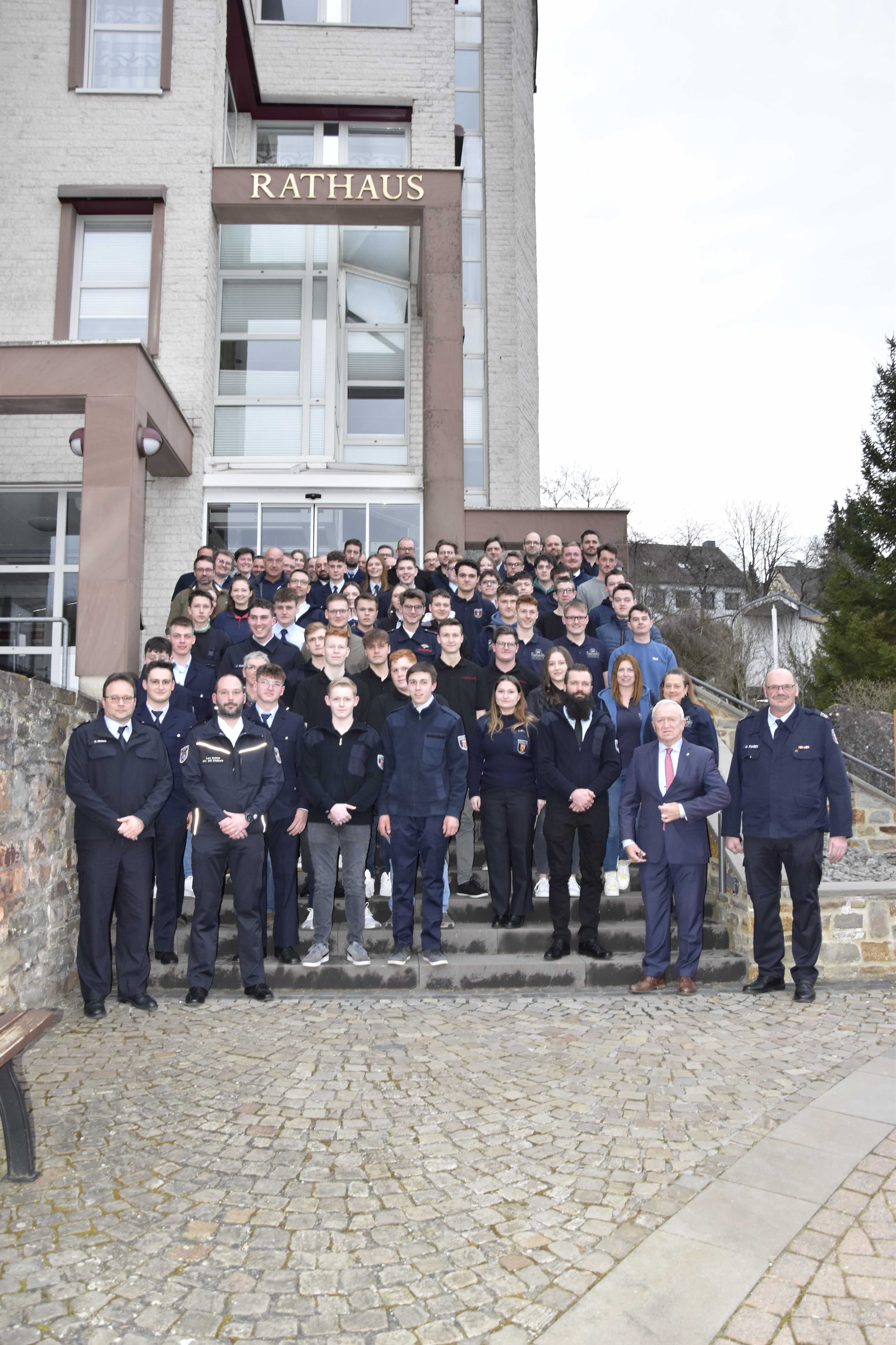 Gruppenfoto der neu verpflichteten Feuerwehrangehörigen vor dem Prümer Rathaus
