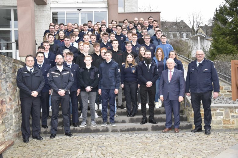 Gruppenfoto der neu verpflichteten Feuerwehrangehörigen vor dem Prümer Rathaus