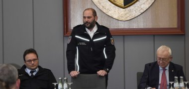 BKI Lars Eichten dankt den neuen Feuerwehrleuten