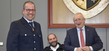 Der neue Wehrführer der FFW Laudesfeld, Stefan Schweyen nach seiner Beauftragung, BKI Lars Eichten und Bürgermeister Aloysius Söhngen