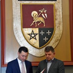 Das Foto zeigt die Vereidigung des neugewählten 1. Beigeordneten Rudolf Johanns durch Bürgermeister Dr. Johannes Reuschen