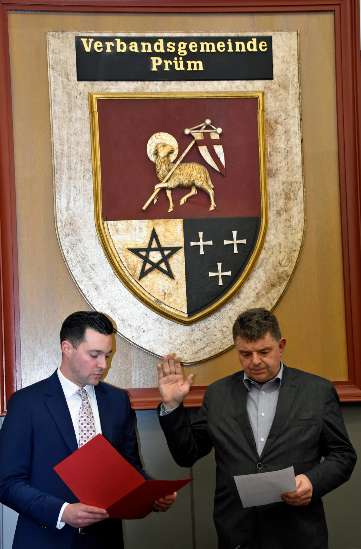 Das Foto zeigt die Vereidigung des neugewählten 1. Beigeordneten Rudolf Johanns durch Bürgermeister Dr. Johannes Reuschen