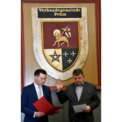 Das Foto zeigt die Vereidigung des neugewählten 1. Beigeordneten Rudolf Johanns durch Bürgermeister Dr. Johannes Reuschen