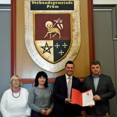 Das Foto zeigt die 3. Beigeordnete Paula Sonnen, die 2. Beigeordnete Gudrun Breuer, Bürgermeister Dr. Johannes Reuschen und den neugewählten 1. Beigeordneten Rudolf Johanns 