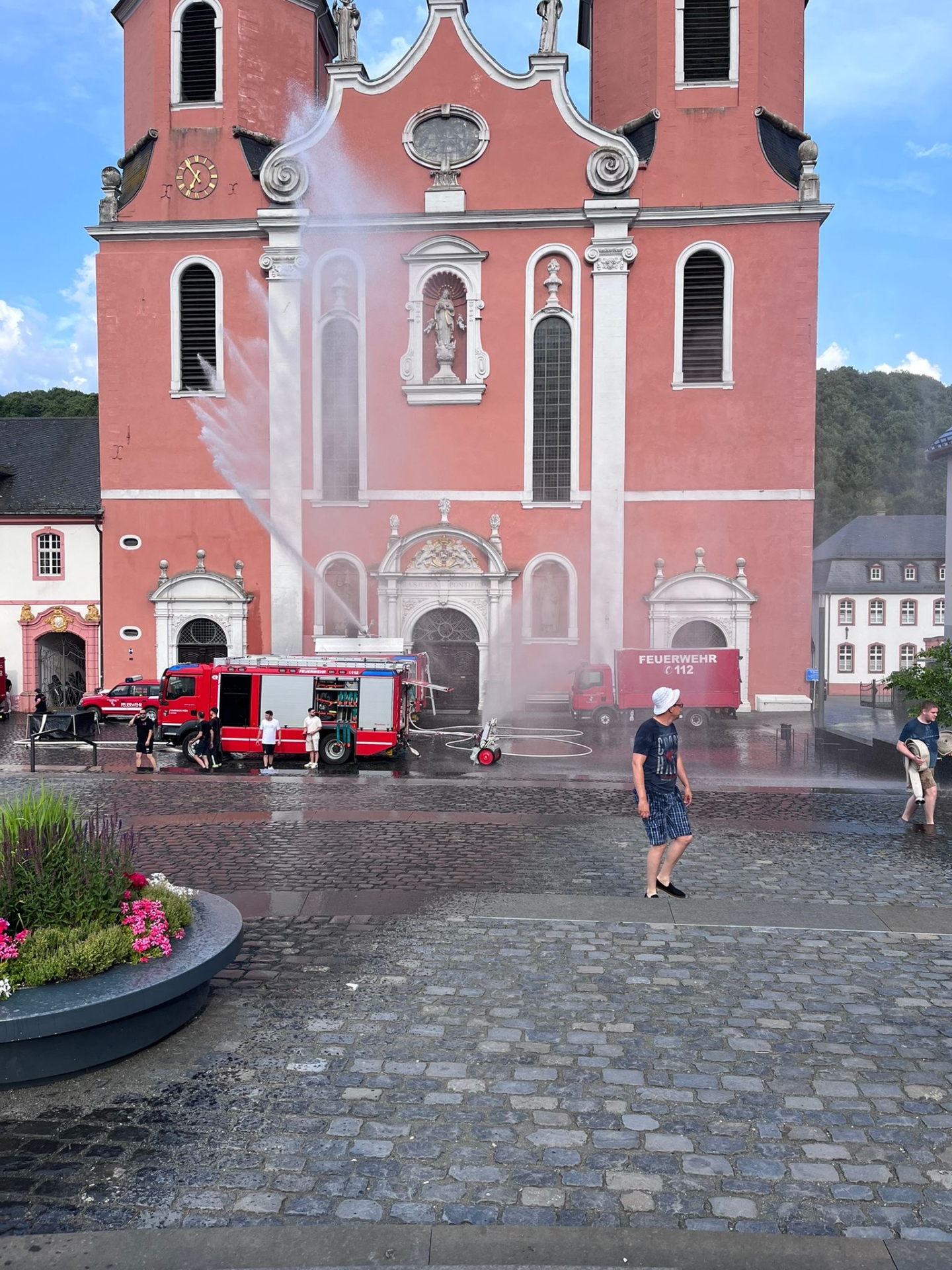 Kinder beim Spaß mit den Wasserspielen