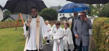 Der Pfarrer bei der Einsegnung