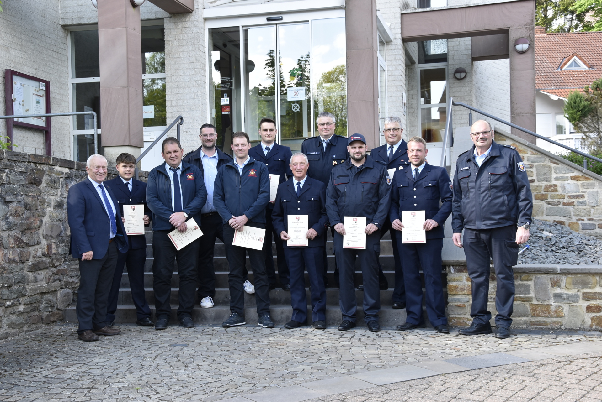 Gruppenfoto mit den neuen Wehrführern und stellvertretenden Wehrführern der Verbandsgemeinde Prüm