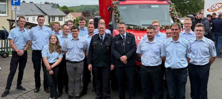 Freiwillige Feuerwehr Schwirzheim vor ihrem neuen Einsatzfahrzeug