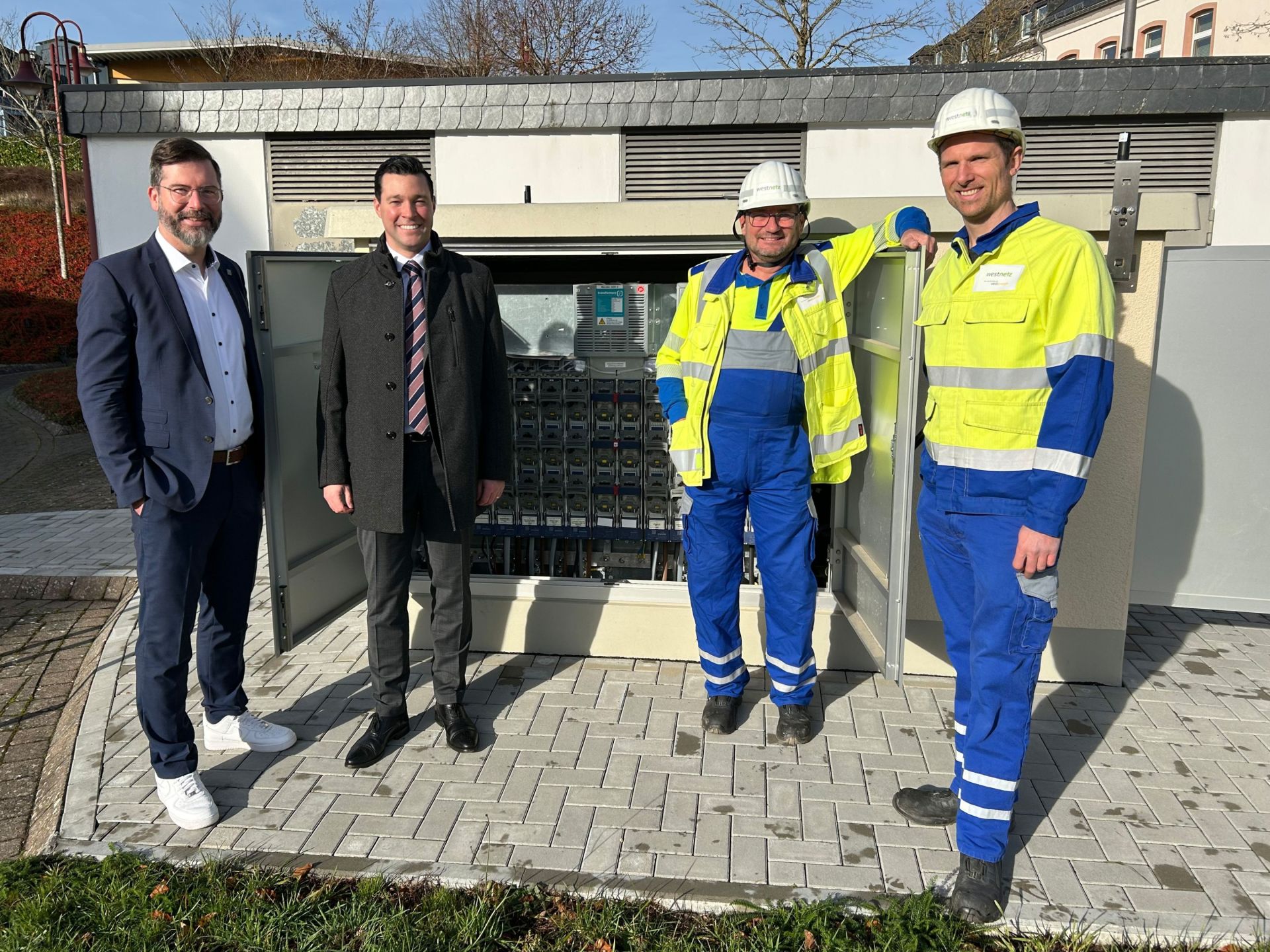 Westenergie-Kommunalmanager Christian Nathem, Bürgermeister Dr. Johannes Reuschen, Netzplaner Gerd Meyer sowie Projektingenieur Stefan Ameling vor der Ortsnetzstation in Prüm