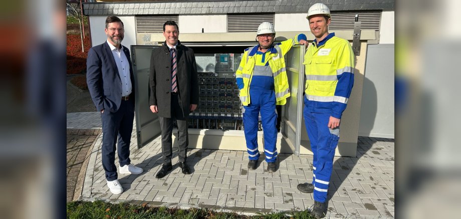 Westenergie-Kommunalmanager Christian Nathem, Bürgermeister Dr. Johannes Reuschen, Netzplaner Gerd Meyer sowie Projektingenieur Stefan Ameling vor der Ortsnetzstation in Prüm