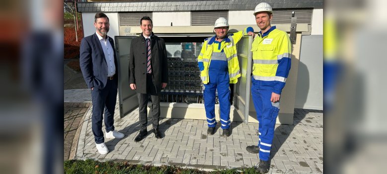 Westenergie-Kommunalmanager Christian Nathem, Bürgermeister Dr. Johannes Reuschen, Netzplaner Gerd Meyer sowie Projektingenieur Stefan Ameling vor der Ortsnetzstation in Prüm