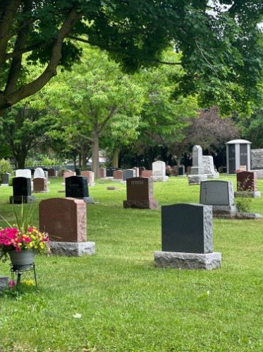 Friedhof mit Gräbern