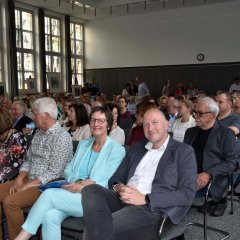 In der 1. Reihe von li. N. re.: Lndrat Andreas Kruppert, Frau Christine Kausen, Beigeordnete der Stadt Prüm, das Ehepaar Dres. Maike und Michael Arz