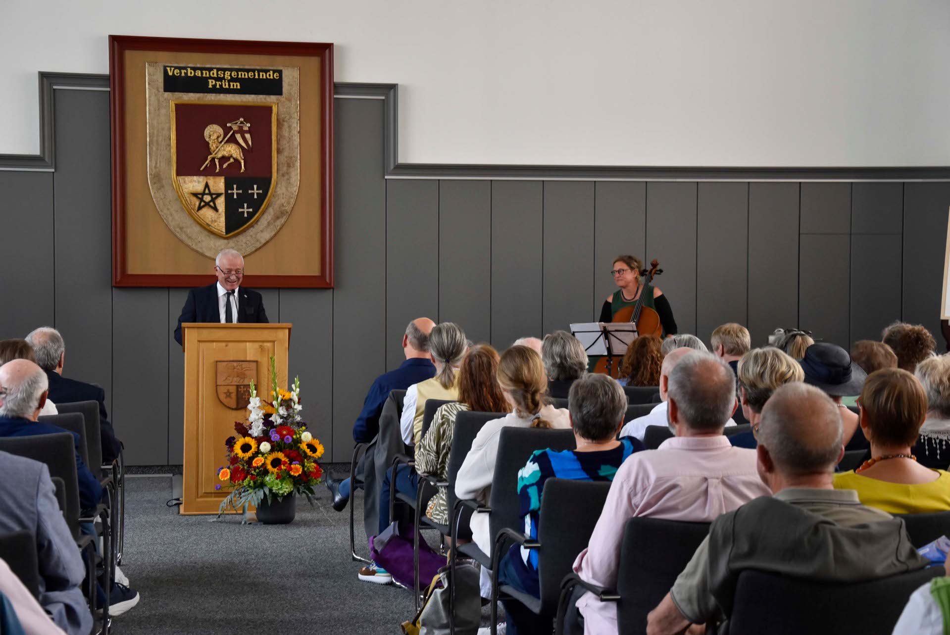 Bürgermeister Aloysius Söhngen während seiner Begrüßung und Einführung der Vernissage.