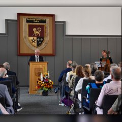 Bürgermeister Aloysius Söhngen während seiner Begrüßung und Einführung der Vernissage.