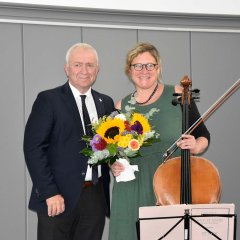 Ebenso Frau Angela Simon für ihre bereichernde musikalische Darbietung