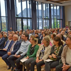Zahlreiche Zuschauer sitzen im Saal und verfolgen die Verabschiedung von Bürgermeister Söhngen.
