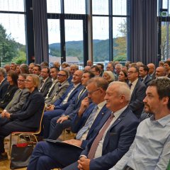 Zahlreiche Zuschauer sitzen im Saal und verfolgen die Verabschiedung von Bürgermeister Söhngen.