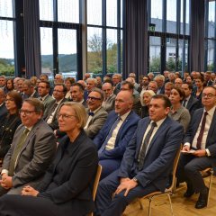 Zahlreiche Zuschauer sitzen im Saal und verfolgen die Verabschiedung von Bürgermeister Söhngen.