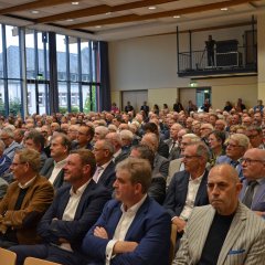 Zahlreiche Zuschauer sitzen im Saal und verfolgen die Verabschiedung von Bürgermeister Söhngen.