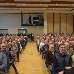 Zahlreiche Zuschauer sitzen im Saal und verfolgen die Verabschiedung von Bürgermeister Söhngen.