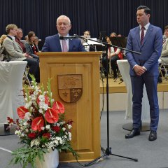 ürgermeister Söhngen spricht am Rednerpult, während Dr. Reuschen neben ihm steht.