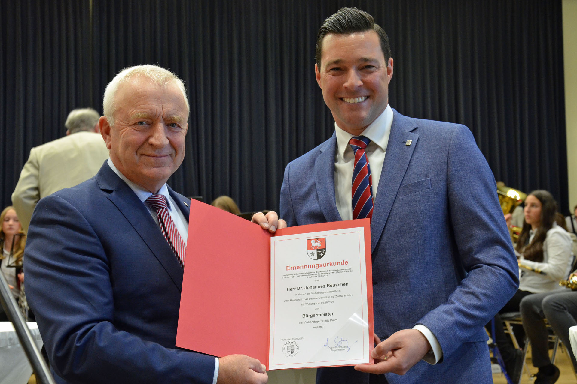 Bürgermeister Söhngen überreicht Dr. Reuschen die Ernennungsurkunde zum Bürgermeister der Verbandsgemeinde Prüm.