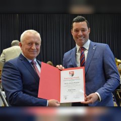 Bürgermeister Söhngen überreicht Dr. Reuschen die Ernennungsurkunde zum Bürgermeister der Verbandsgemeinde Prüm.