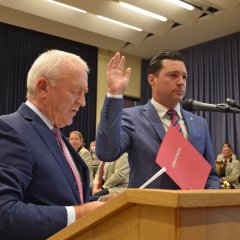 Dr. Reuschen hebt die Hand und legt den Amtseid als Bürgermeister der Verbandsgemeinde Prüm ab.