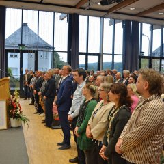 Bürgermeister Dr. Reuschen legt den Amtseid ab, während die anwesenden Zuschauer stehen.