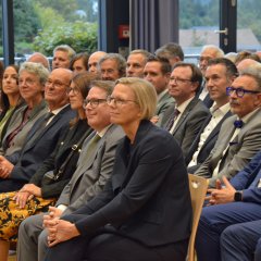 Die Zuschauer sitzen im Saal und verfolgen die Veranstaltung.