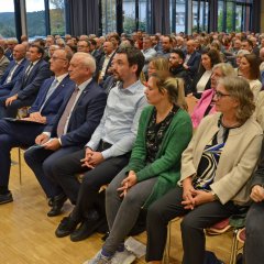 Die Zuschauer sitzen im Saal und verfolgen die Veranstaltung.