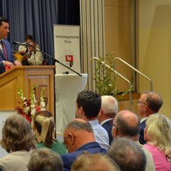 Bürgermeister Dr. Reuschen spricht am Rednerpult.