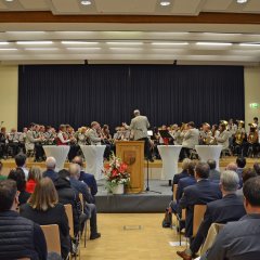 Der „Projekt-Musikverein“ spielt vor den Gästen.