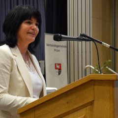Gudrun Breuer spricht vor den anwesenden Gästen.