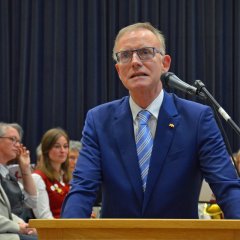 Dr. Gerd Landsberg, Ehrengeschäftsführer des Deutschen Städte- und Gemeindebunds, spricht vor den anwesenden Gästen.