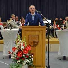 Dr. Gerd Landsberg, Ehrengeschäftsführer des Deutschen Städte- und Gemeindebunds, spricht vor den anwesenden Gästen.