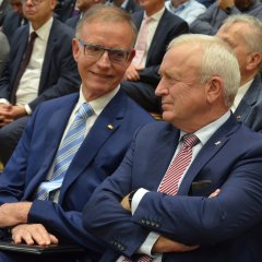 Dr. Gerd Landsberg und Aloysius Söhngen sitzen nebeneinander.