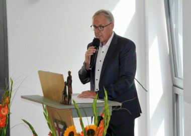 Ortsbürgermeister Klasen am Rednerpult beim Sprechen ins Mikrofon