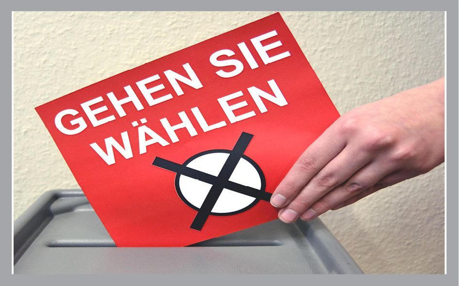 Hand, die Zettel in eine Wahlurne wirft